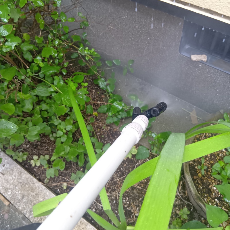 基礎まわりにシロアリ駆除剤を散布する様子