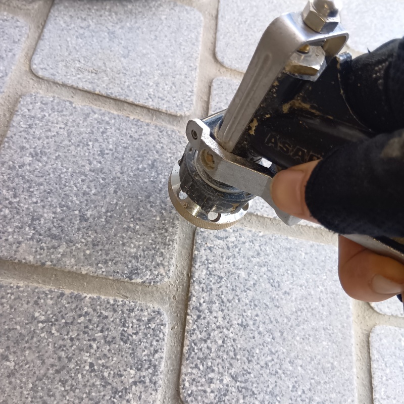 玄関の床にシロアリ駆除剤を注入する様子