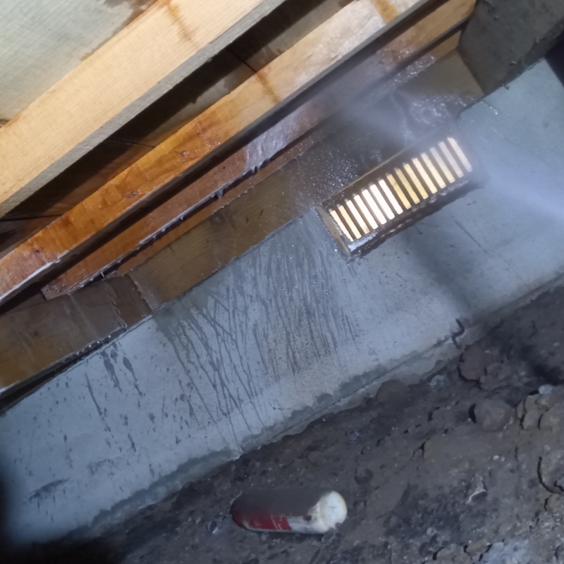 床下の木材にシロアリ駆除剤を散布する様子