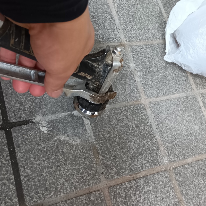 玄関の床にシロアリ駆除剤を注入する様子