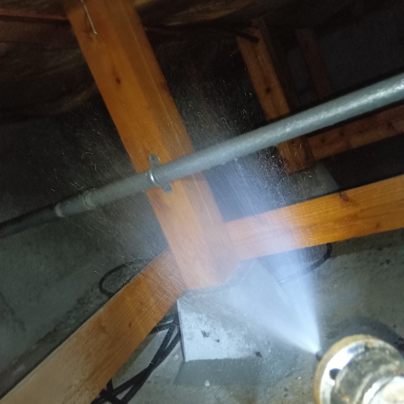 床下の木材に防蟻剤を散布する様子