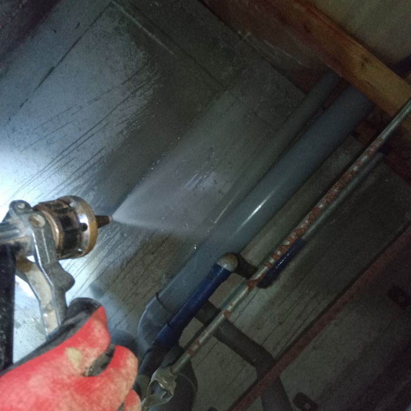 床下の基礎部分に防蟻剤を散布する様子