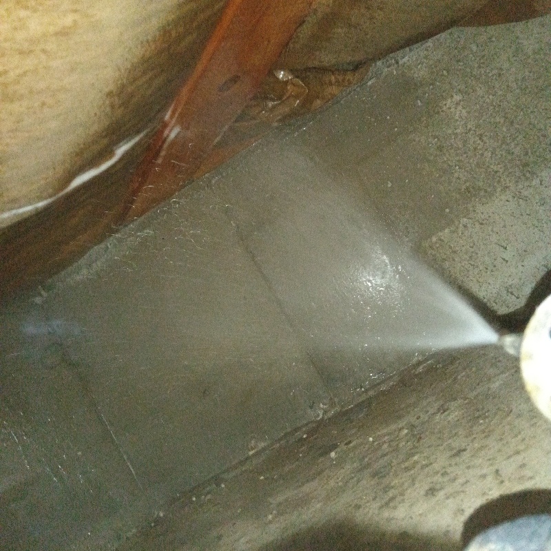 床下の基礎部分に防蟻剤を散布する様子