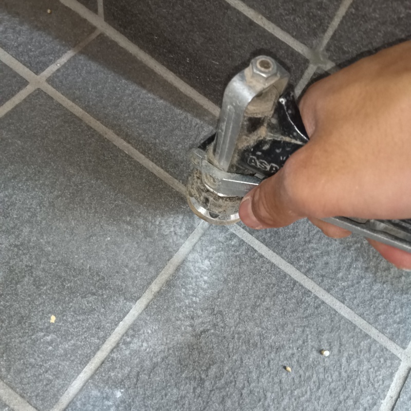 玄関の床に防蟻剤を注入する様子