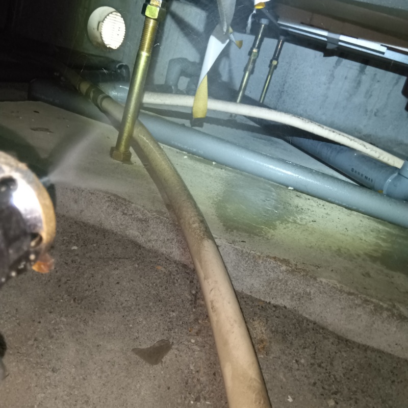 床下の土壌にシロアリ駆除剤を散布する様子