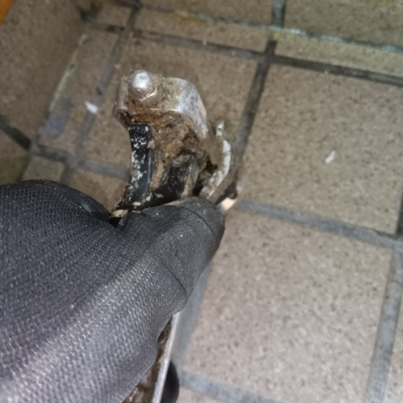 玄関の床にシロアリ駆除剤を注入する様子