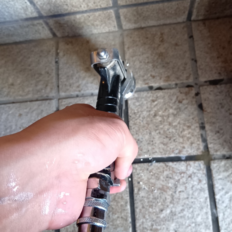 玄関の床にシロアリ駆除剤を注入する様子