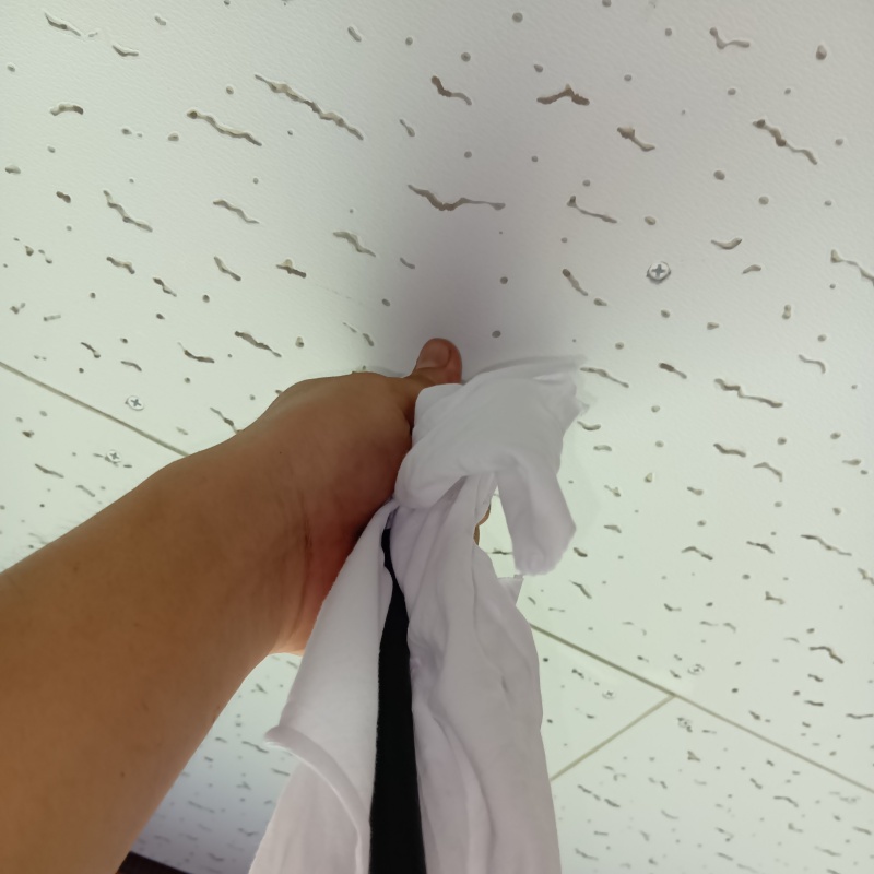 2階の天井にシロアリ駆除剤を注入する様子