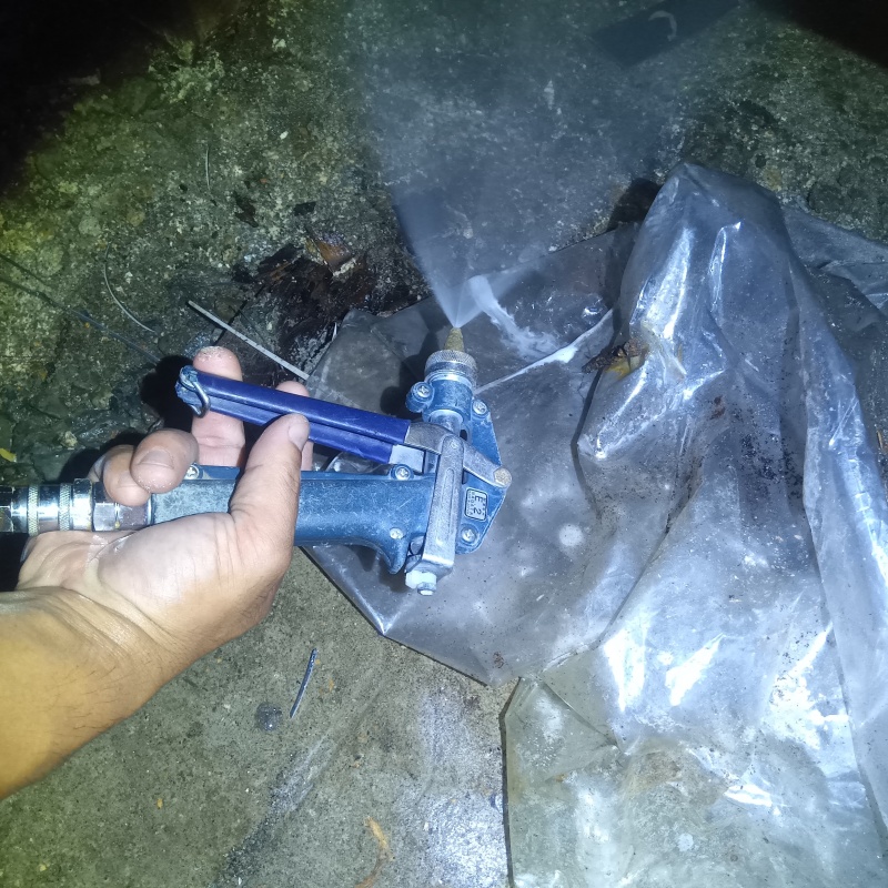 床下の土壌にシロアリ駆除剤を散布する様子