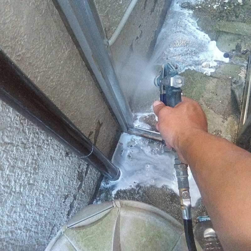 基礎まわりにシロアリ駆除剤を散布する様子