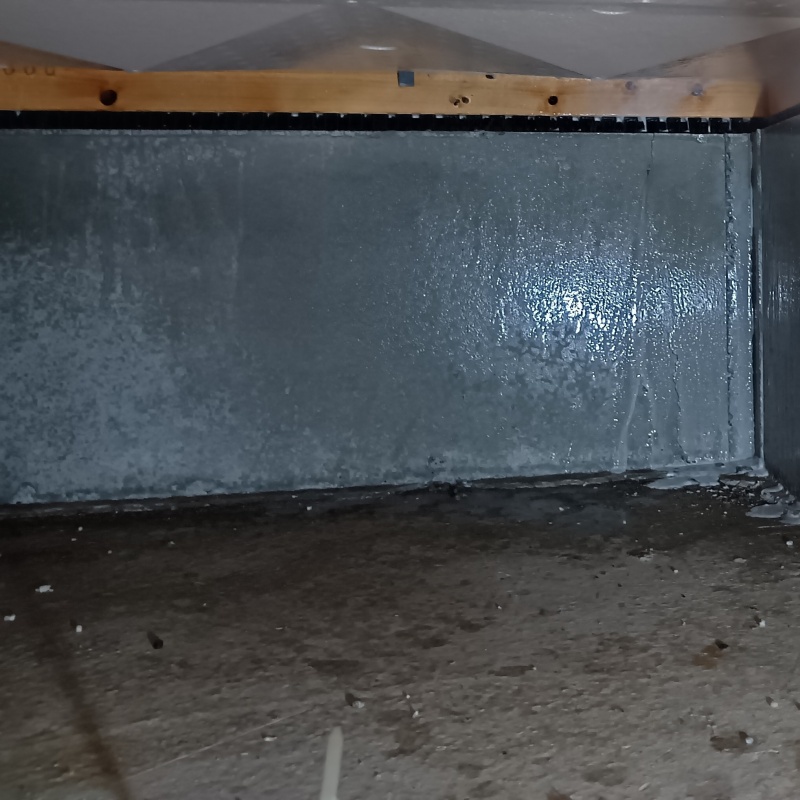 床下の基礎部分に防蟻剤を散布した様子