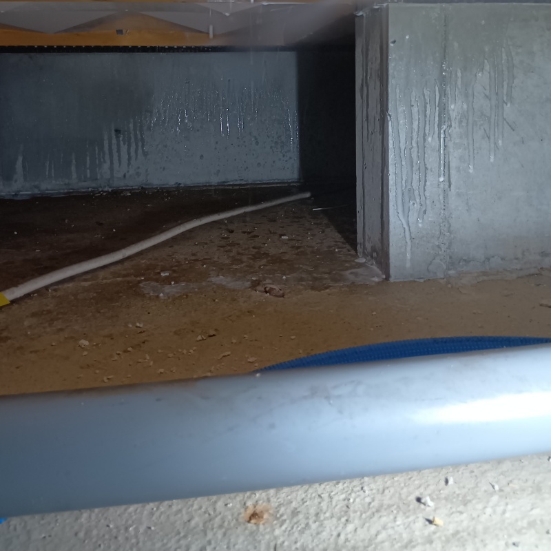 床下の基礎部分に防蟻剤を散布した様子