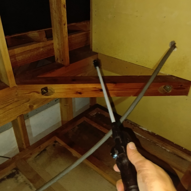 床下の木材にシロアリ駆除剤を散布する様子