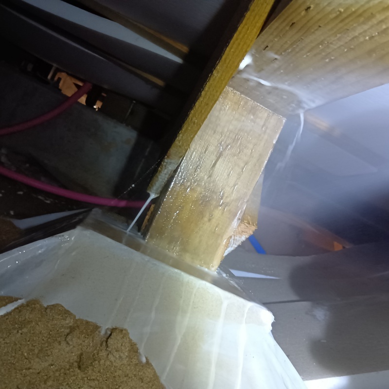 床下の木材にシロアリ駆除剤を散布する様子