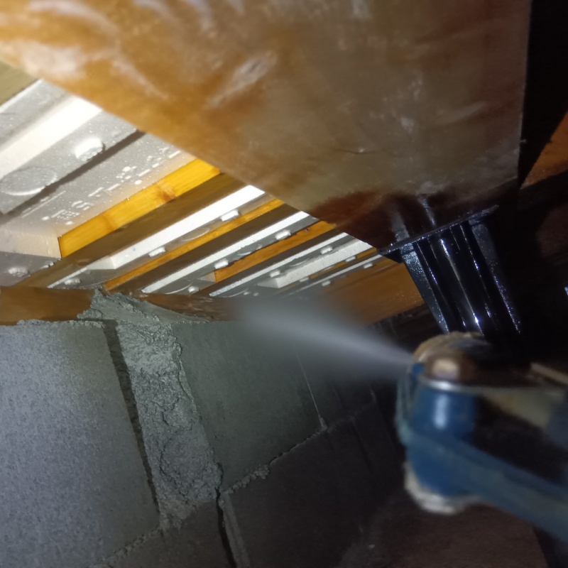 床下の木材にシロアリ駆除剤を散布する様子