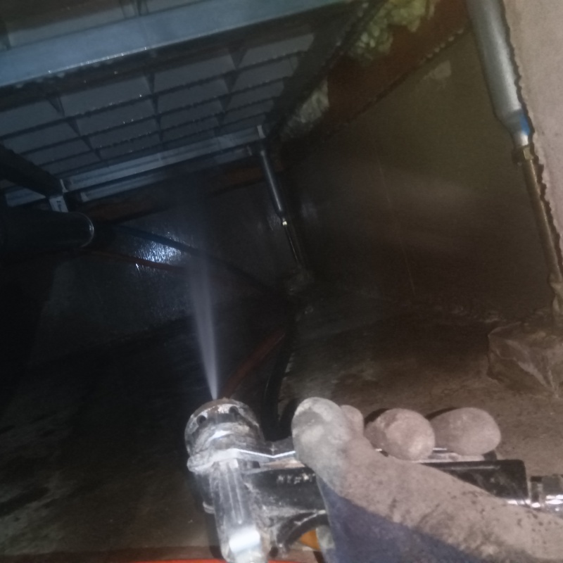 床下の基礎部分に防蟻剤を散布する様子