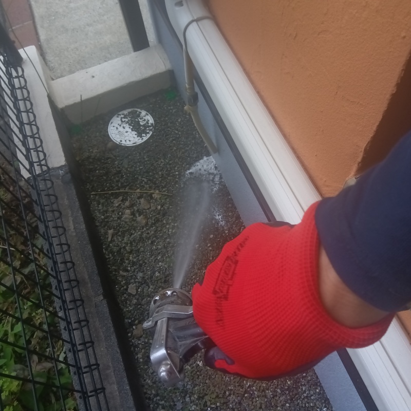 基礎まわりに防蟻剤を散布する様子