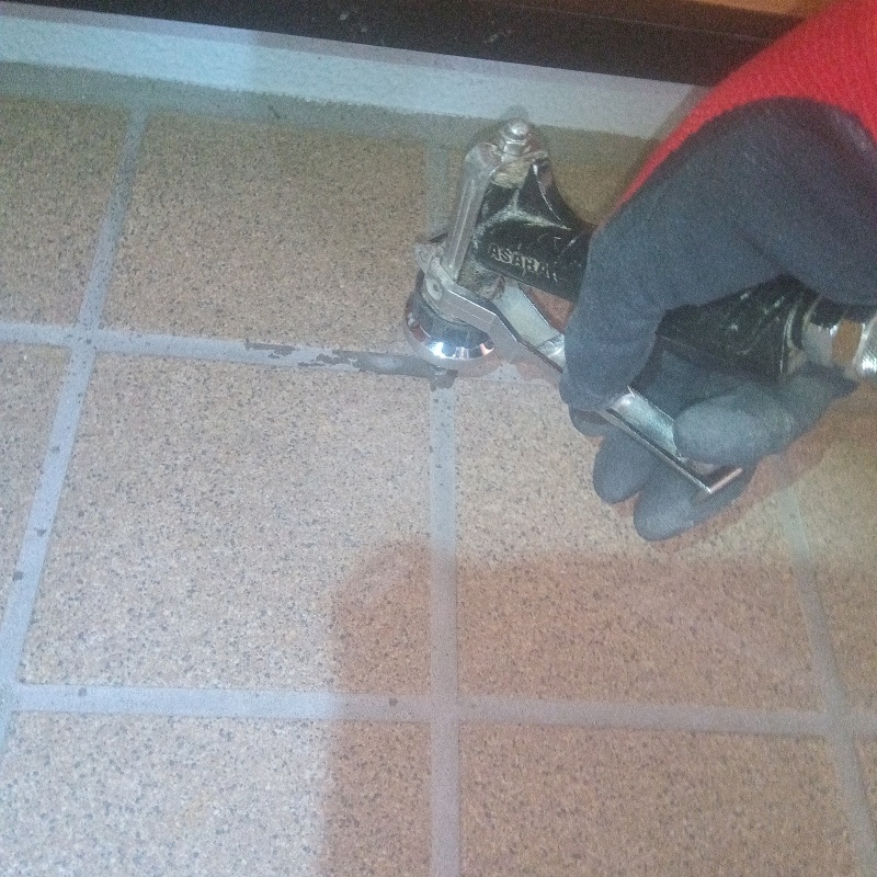 玄関の床に防蟻剤を注入する様子