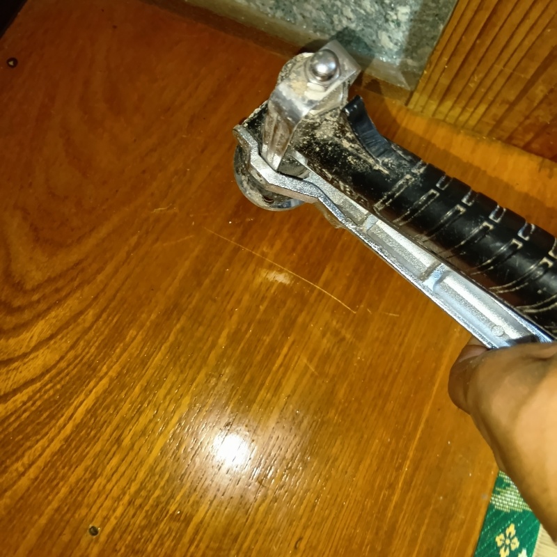 和室の長押にシロアリ駆除剤を注入する様子