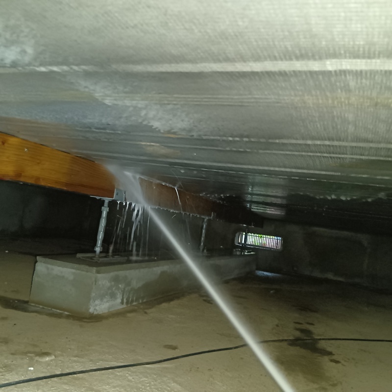 床下の木材にシロアリ駆除剤を散布する様子