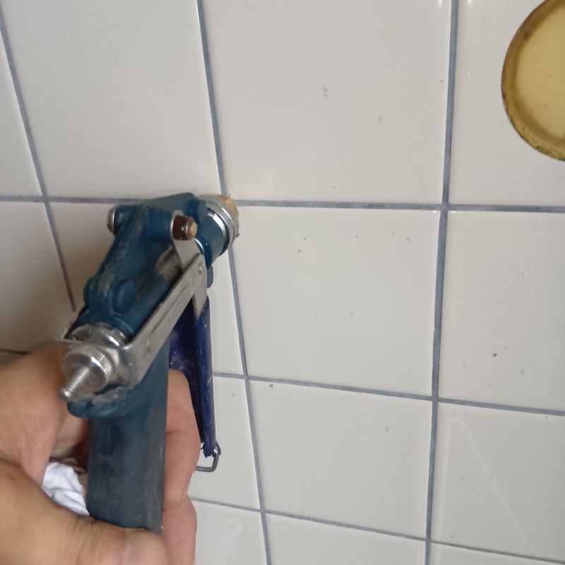 浴室の壁にシロアリ駆除剤を注入する様子