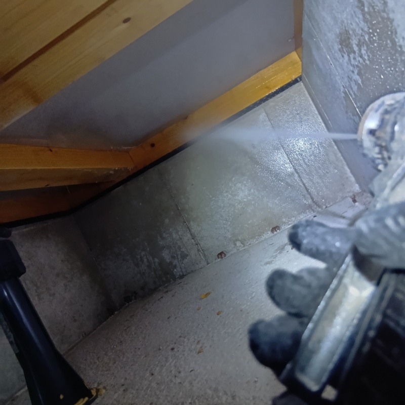 床下の木部にシロアリ駆除剤を散布