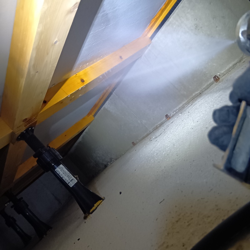 床下の木部にシロアリ駆除剤を散布