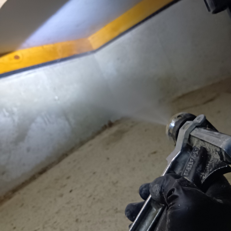 床下の基礎にシロアリ駆除剤を散布