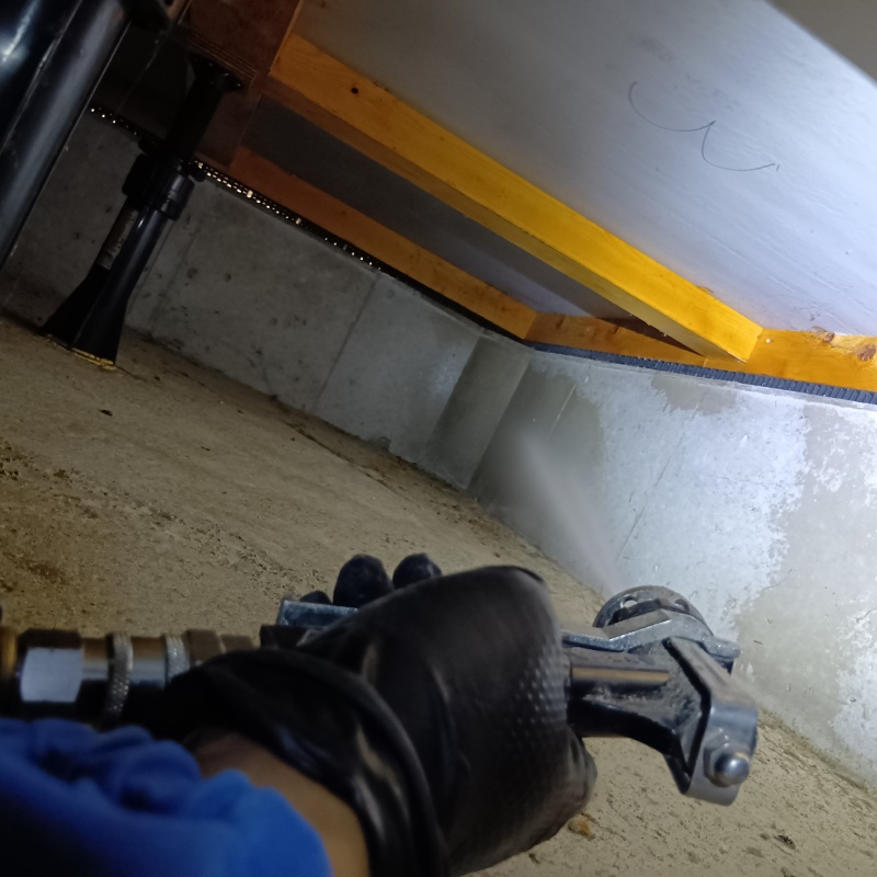 床下の基礎にシロアリ駆除剤を散布