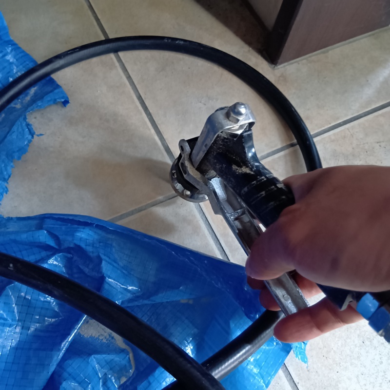 玄関の床タイルにシロアリ駆除剤を注入