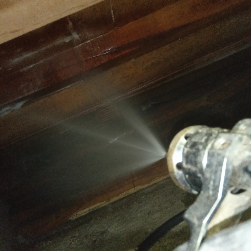 床下の木材に防蟻剤を散布する様子