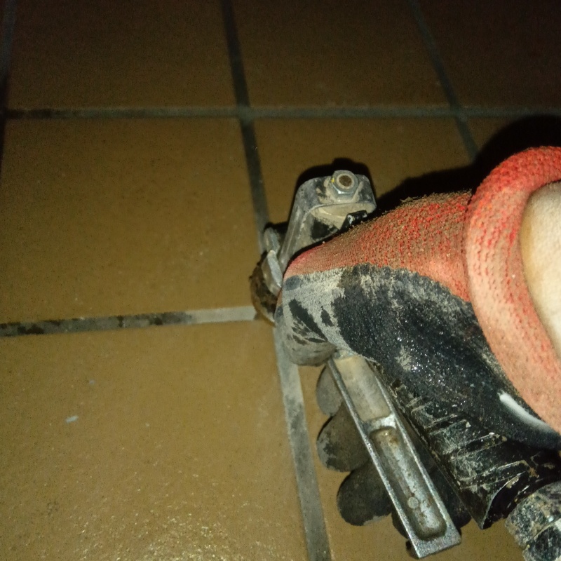 玄関の床に防蟻剤を注入する様子