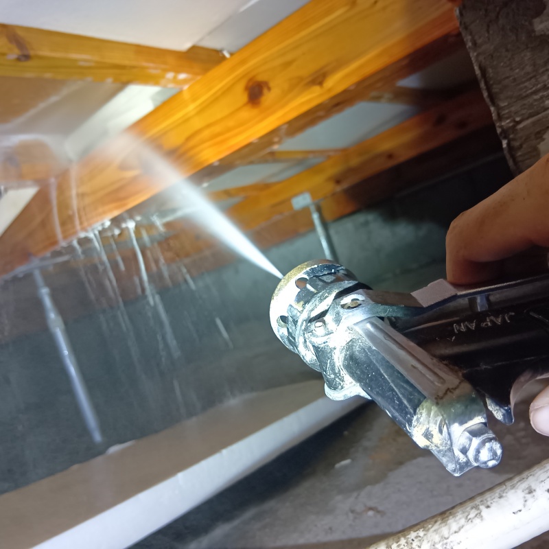 床下の木部にシロアリ駆除剤を散布