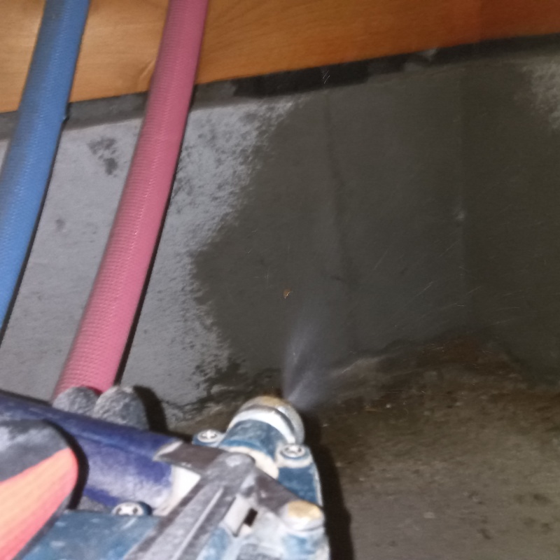 床下の基礎にシロアリ駆除剤を散布