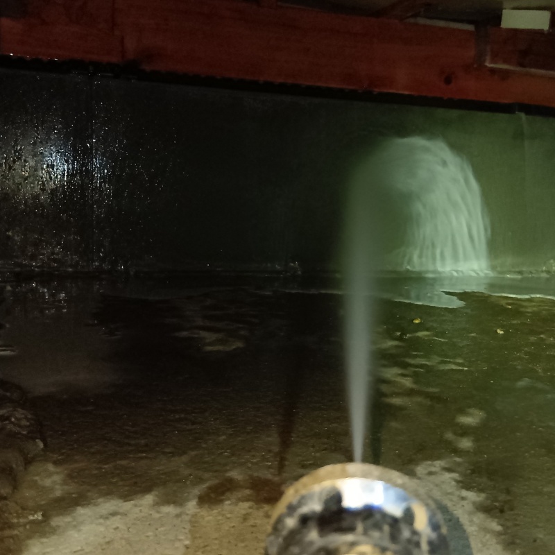 床下の基礎にシロアリ駆除剤を散布