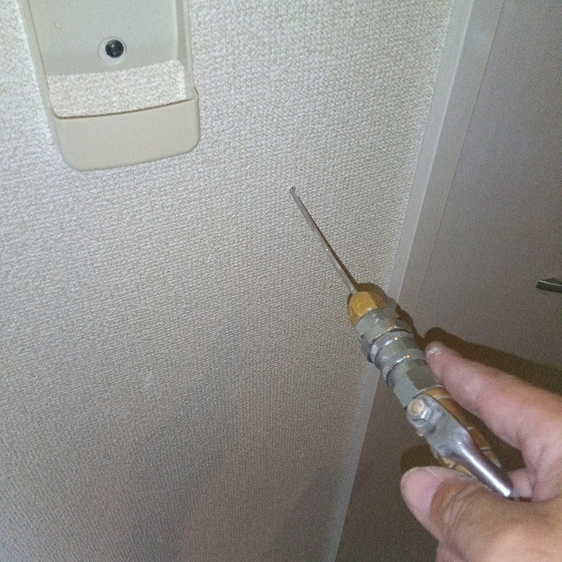 室内の壁にシロアリ駆除剤を注入