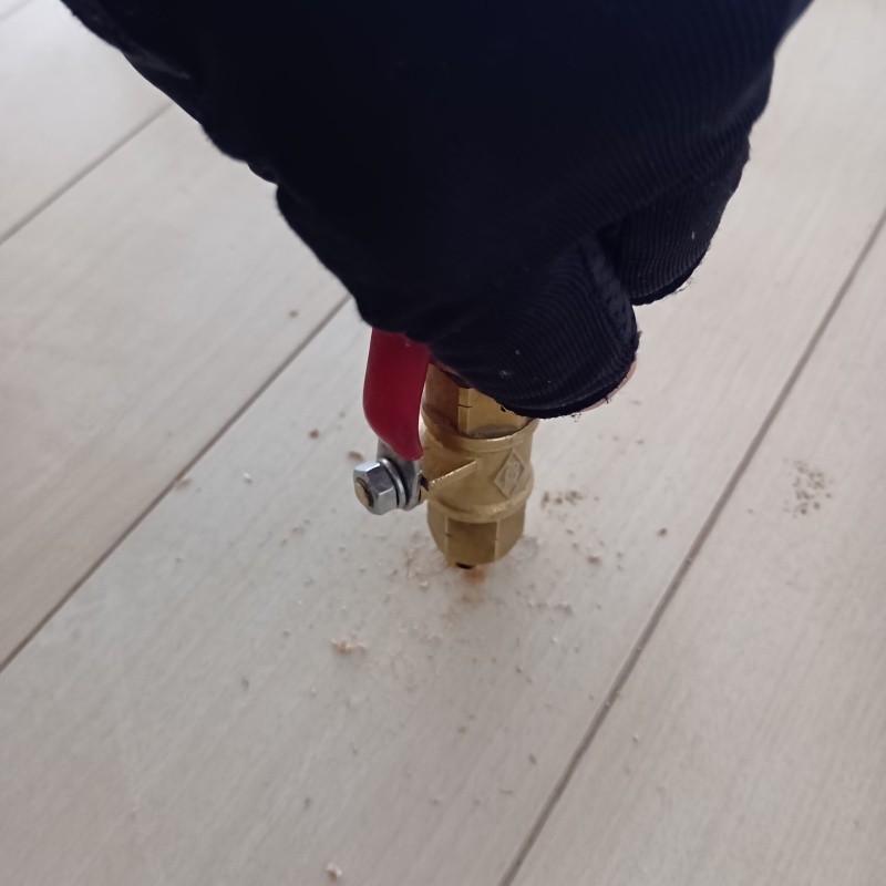 フローリングにシロアリ駆除剤を注入