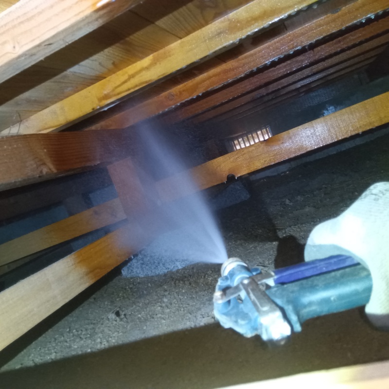 床下の木部にシロアリ駆除剤を散布