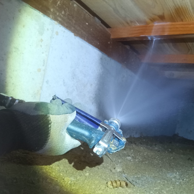 床下の木部にシロアリ駆除剤を散布