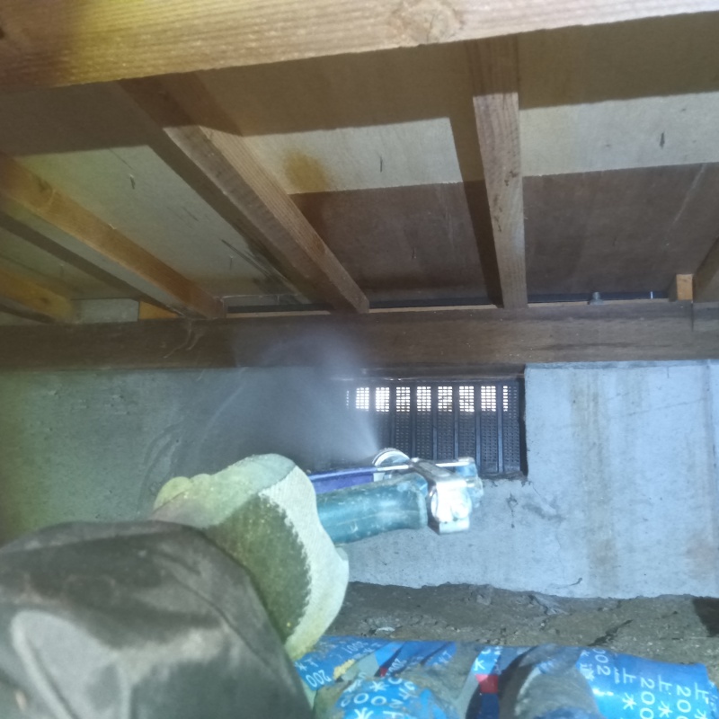 床下の基礎にシロアリ駆除剤を散布