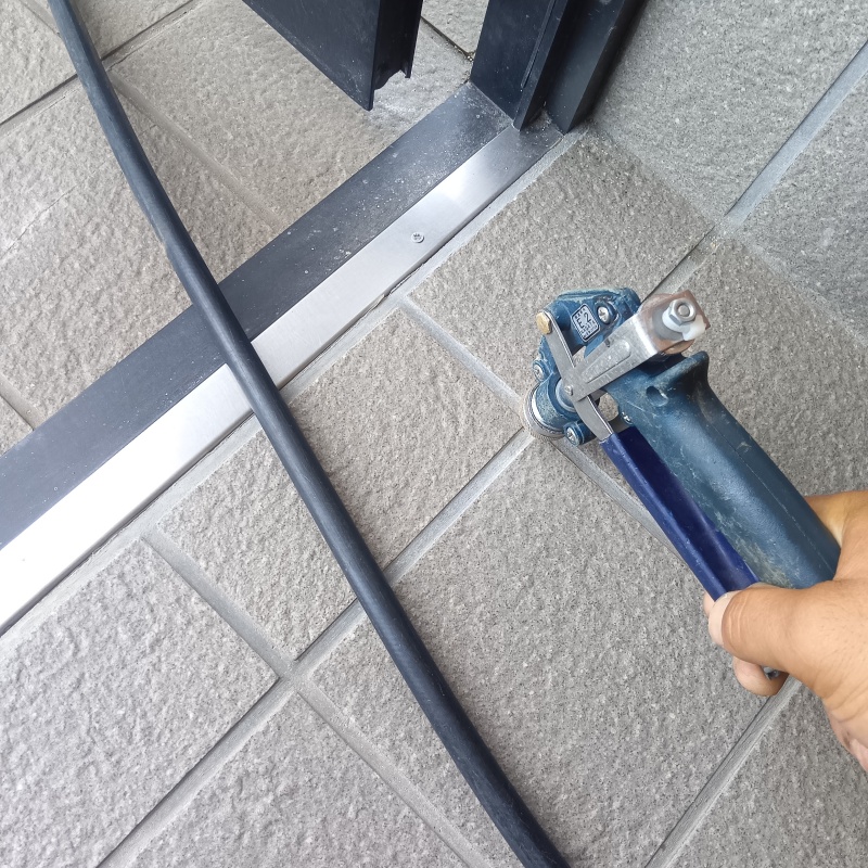 玄関の床タイルにシロアリ駆除剤を注入