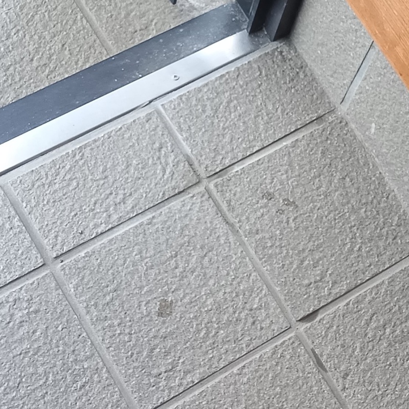 開いた穴をパテで補修