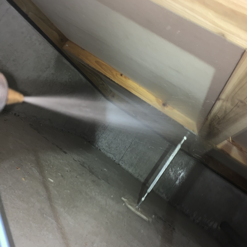 床下の木部に防蟻剤を散布