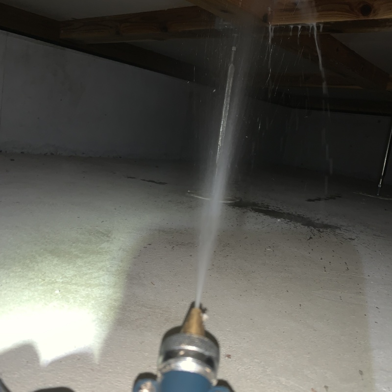 床下の木部に防蟻剤を散布