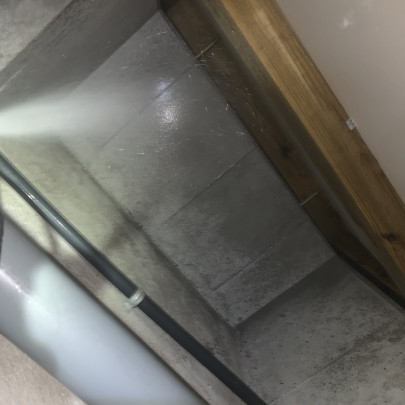 床下の基礎に防蟻剤を散布