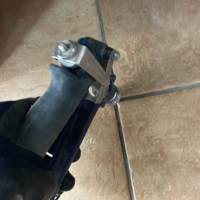 玄関の床タイルに防蟻剤を注入