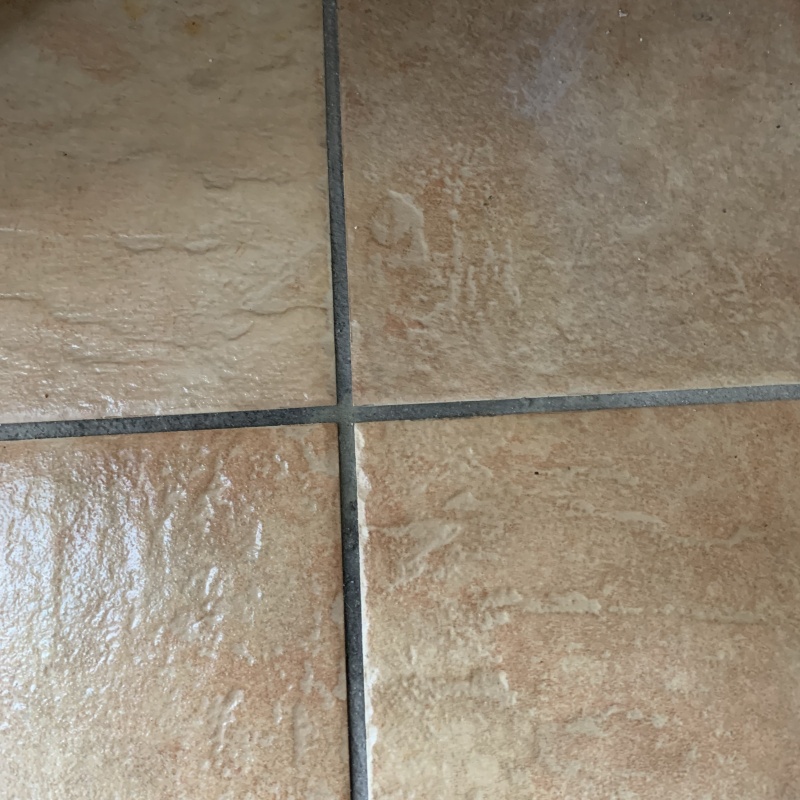 開けた穴をパテで補修