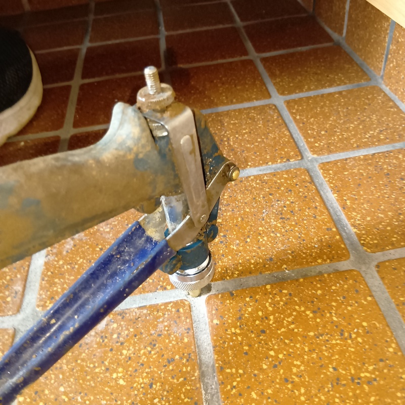 玄関床のタイルにシロアリ駆除剤を注入