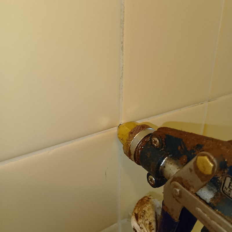 タイル壁にシロアリ駆除剤を注入