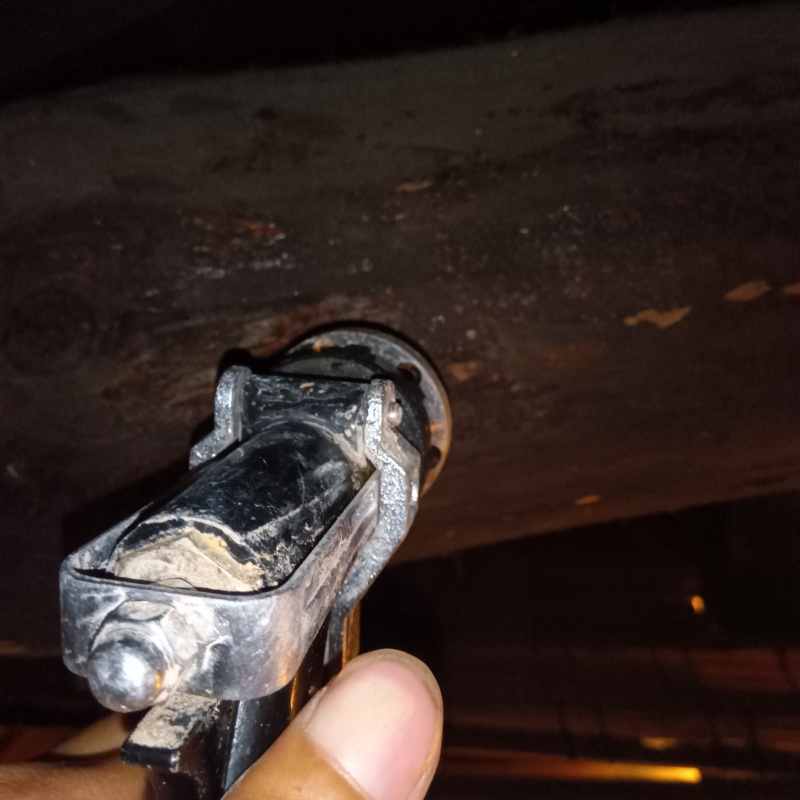 床下の木部にシロアリ駆除剤を注入